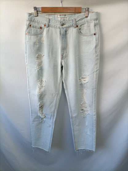PULL&BEAR. Pantalón denim rotos T.42