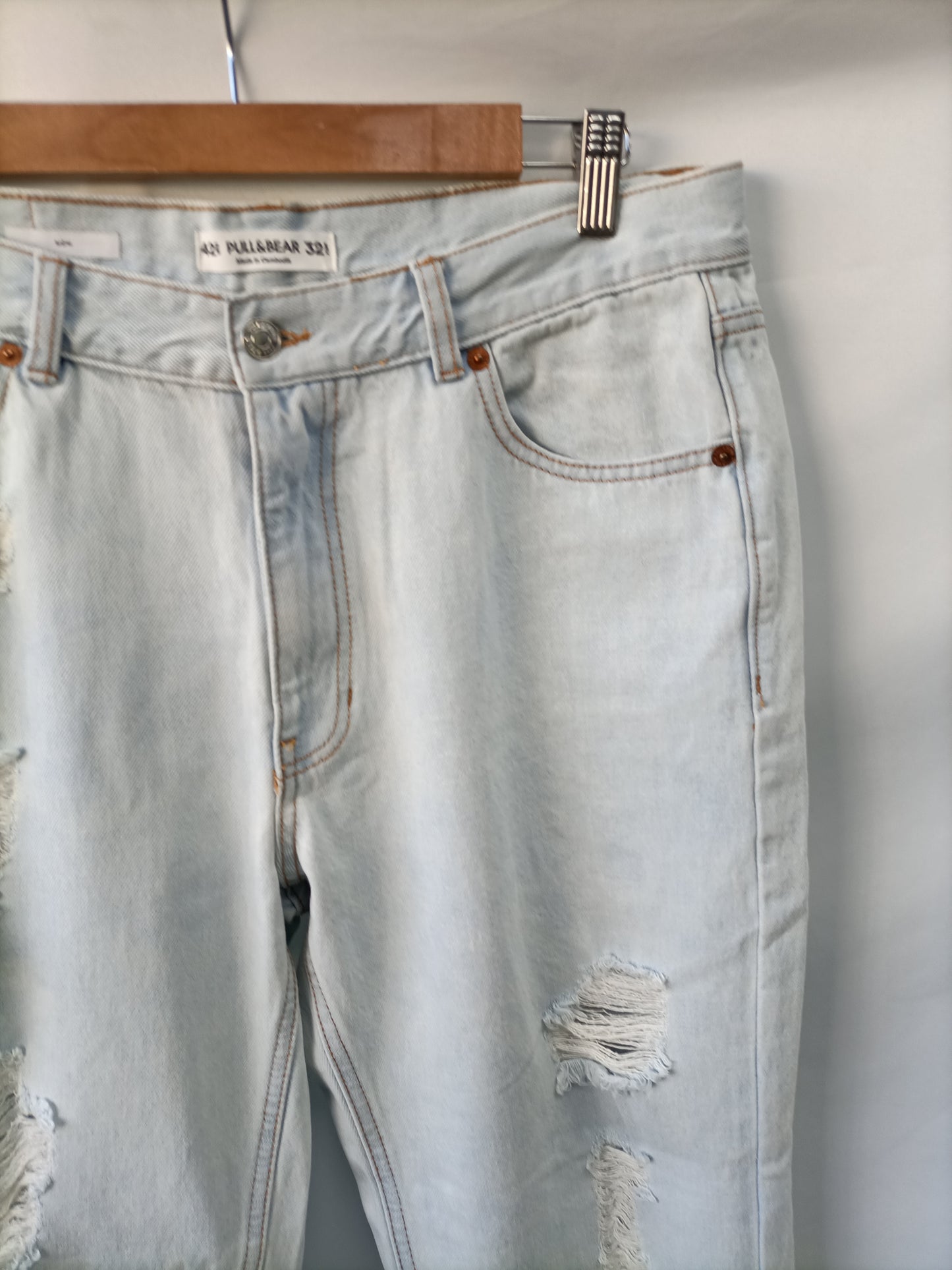 PULL&BEAR. Pantalón denim rotos T.42