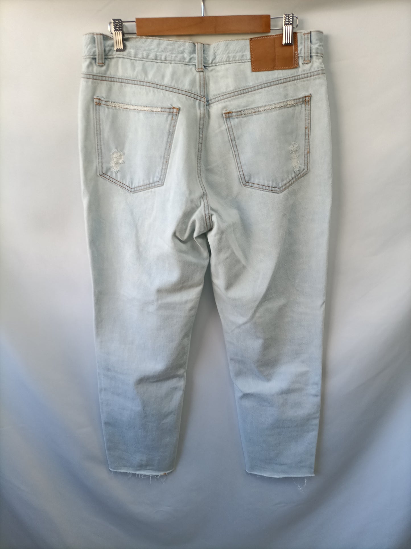 PULL&BEAR. Pantalón denim rotos T.42