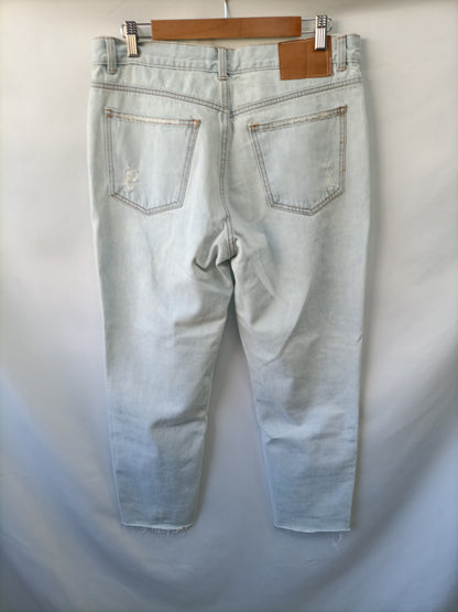 PULL&BEAR. Pantalón denim rotos T.42