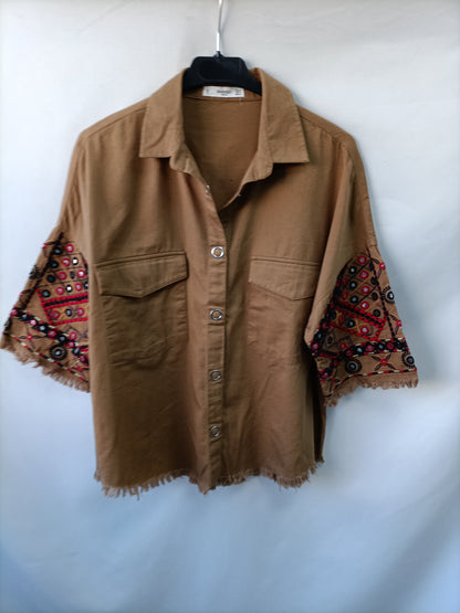 MANGO. Camel-sleeved shirt with TM sleeves