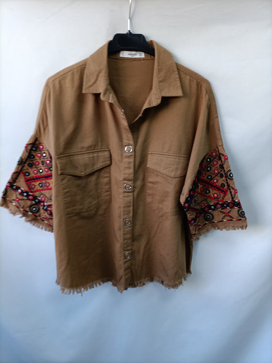 MANGO. Camisa camel mangas T.m
