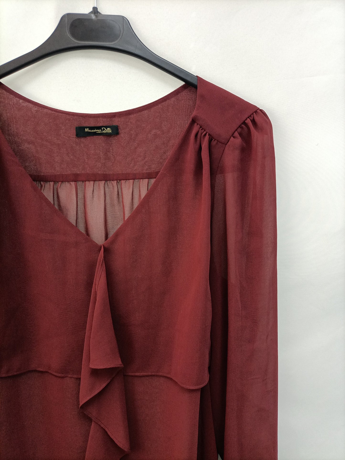 MASSIMO DUTTI. Blusa burdeos volantes T.38