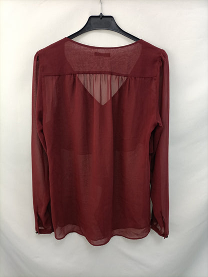 MASSIMO DUTTI. Blusa burdeos volantes T.38