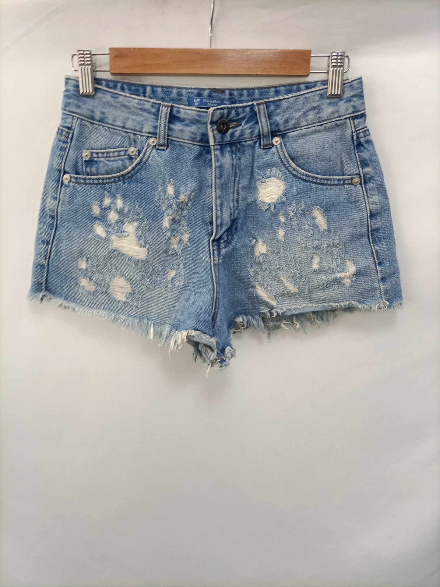 PULL&BEAR. Shorts denim rotos T.34