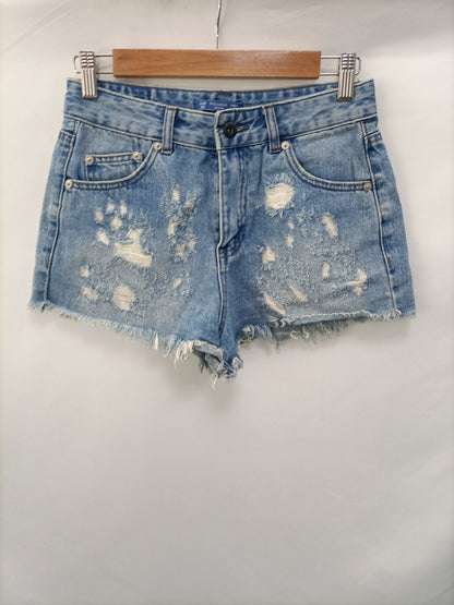 PULL&BEAR. Shorts denim rotos T.34