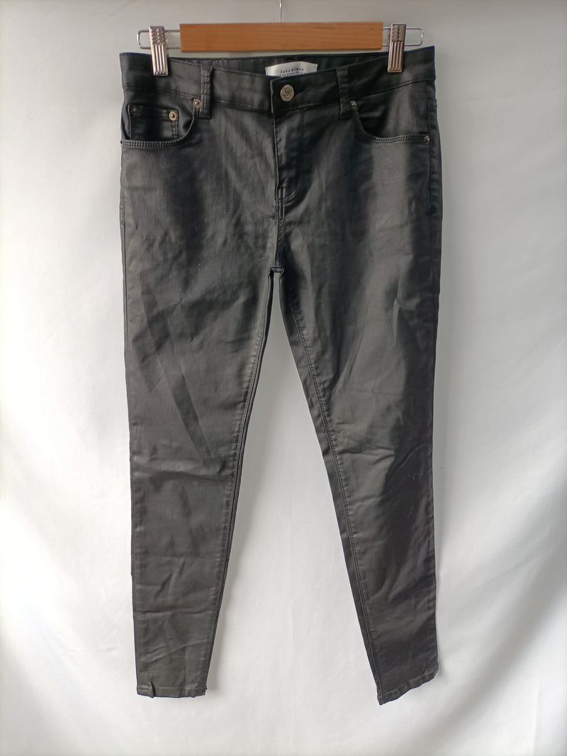 ZARA. Pantalón negro encerado T.36