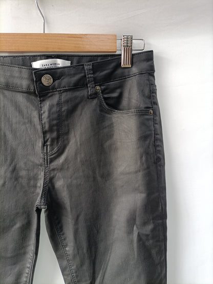 ZARA. Pantalón negro encerado T.36