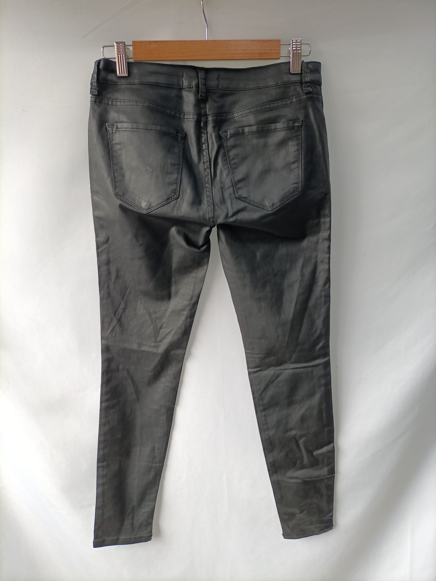 ZARA. Pantalón negro encerado T.36