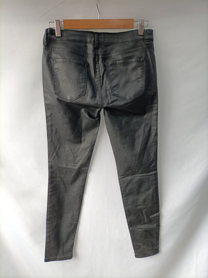 ZARA. Pantalón negro encerado T.36