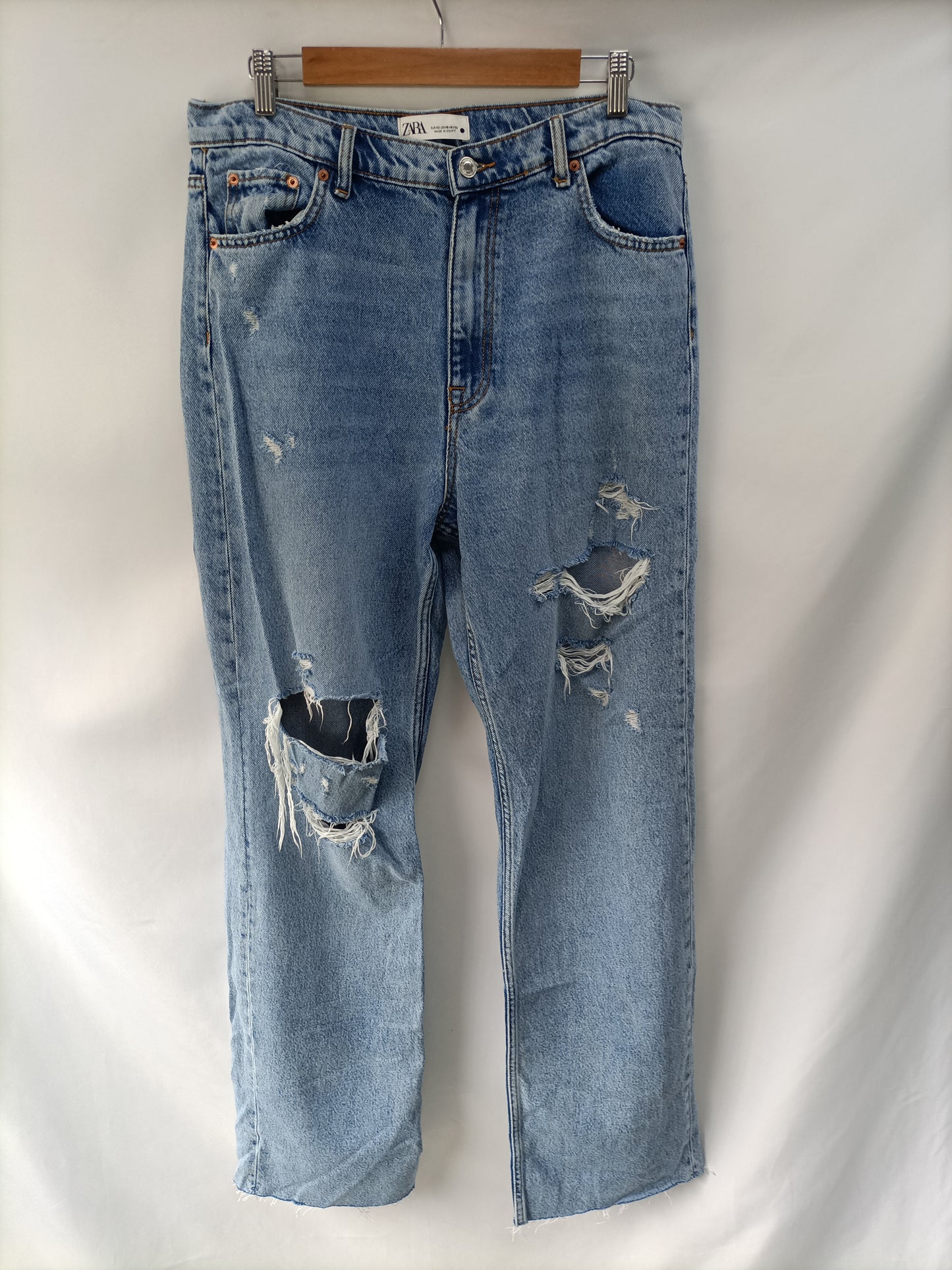 ZARA. Pantalón recto rotos T.42