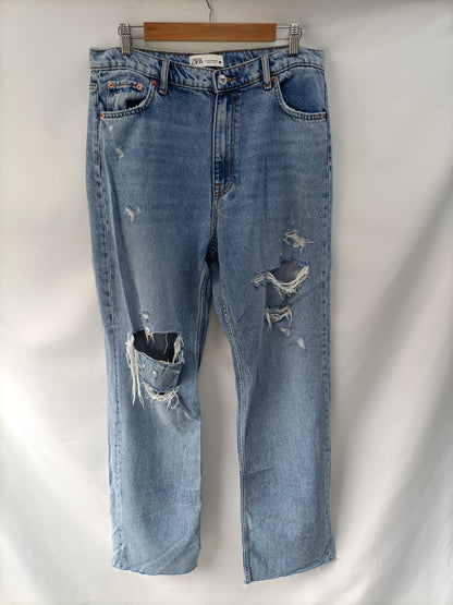 ZARA. Pantalón recto rotos T.42