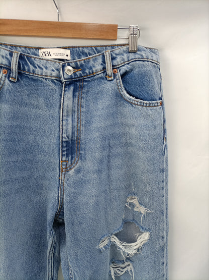 ZARA. Pantalón recto rotos T.42