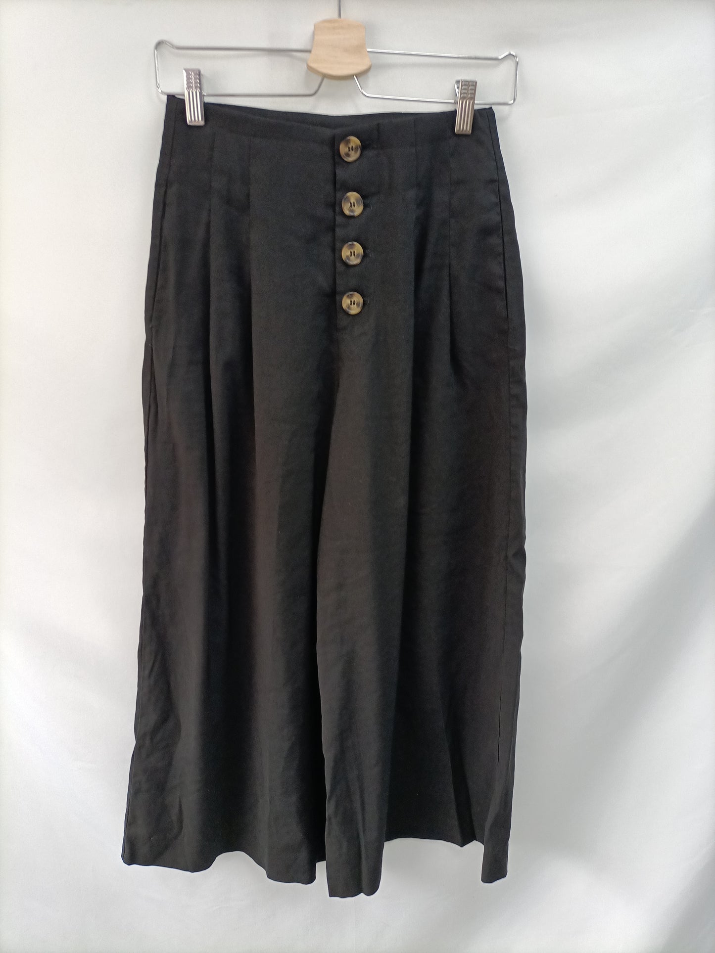 ZARA. Ts buttoned culottes