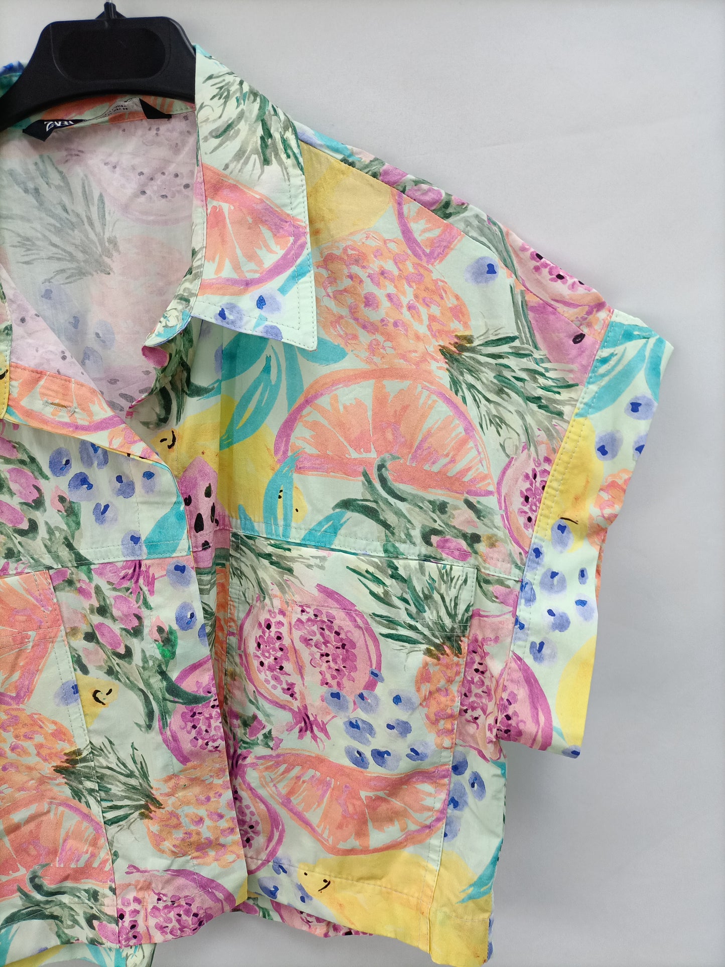ZARA.  Camiseta frutas T.m