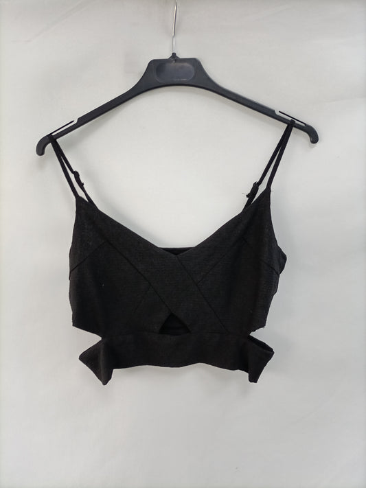 BERSHKA. Croptop negro apertura T.m
