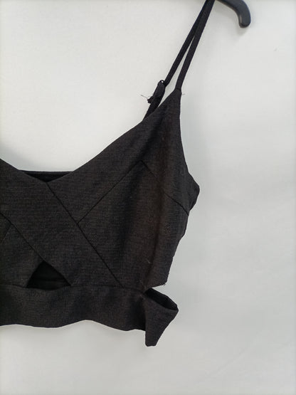 BERSHKA. Croptop negro apertura T.m