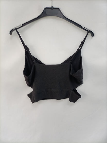 BERSHKA. Croptop negro apertura T.m