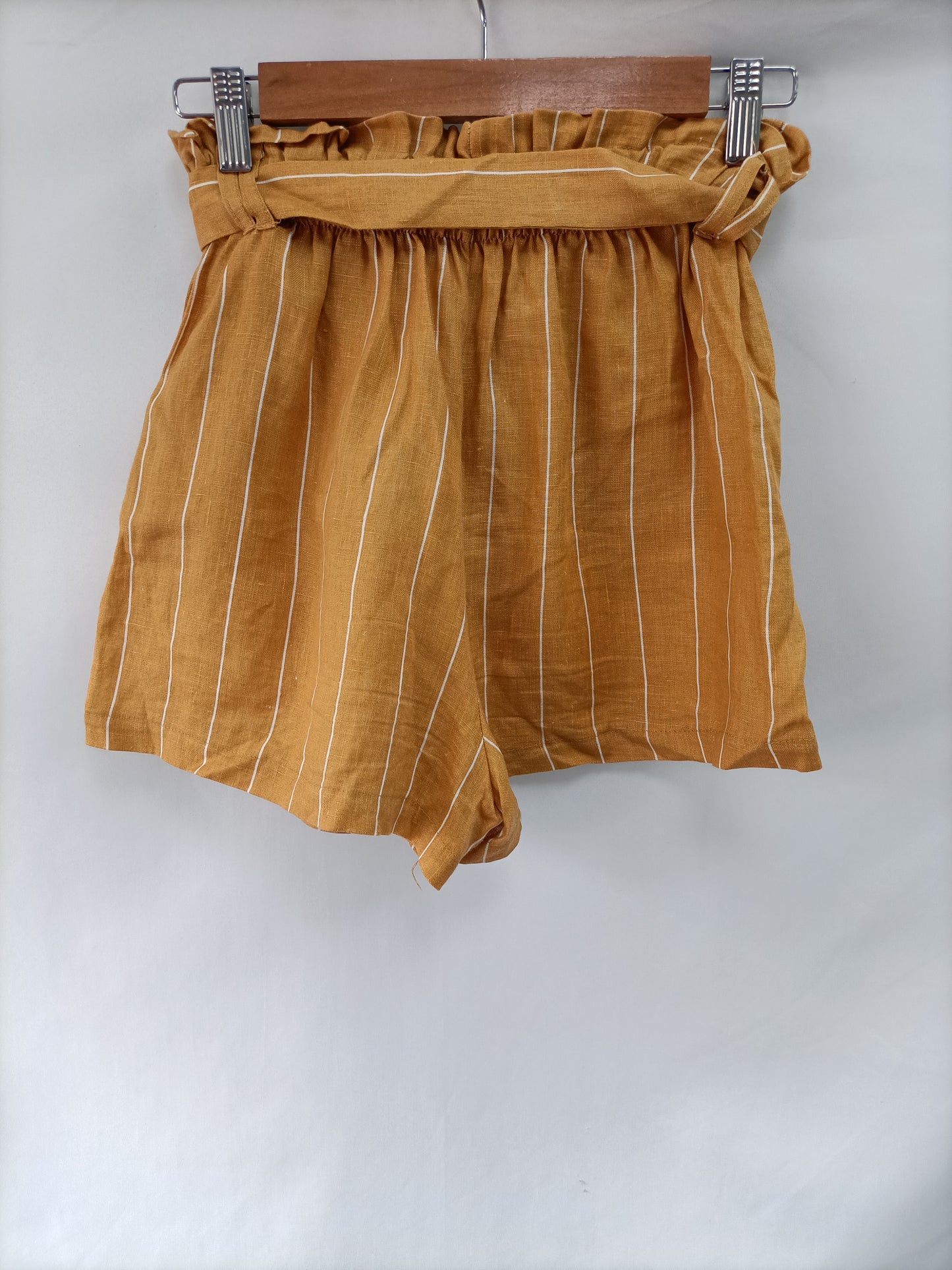 BERSHKA. Pantalón mostaza rayas T.m