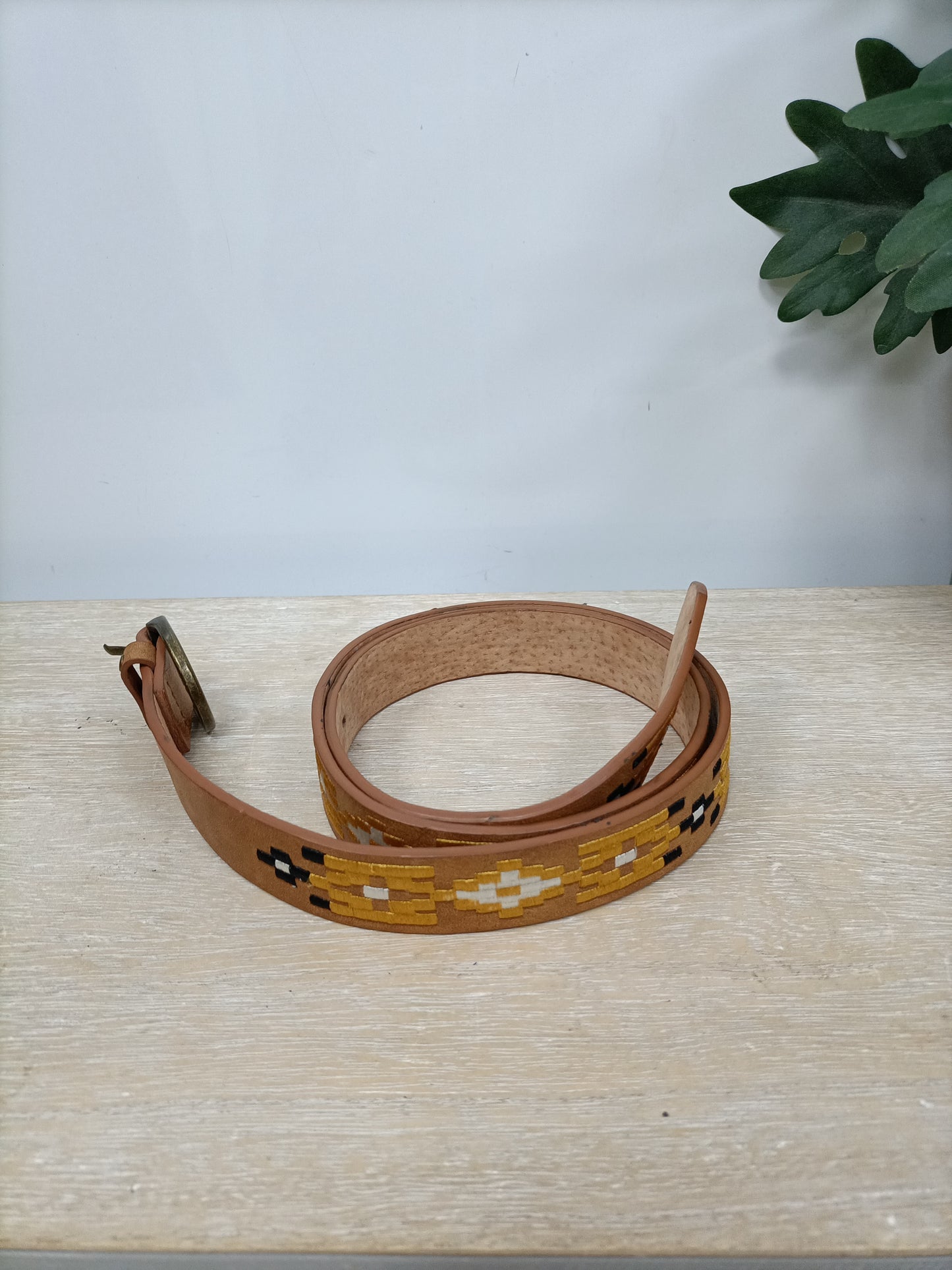 OTRAS. Cinturón bordado