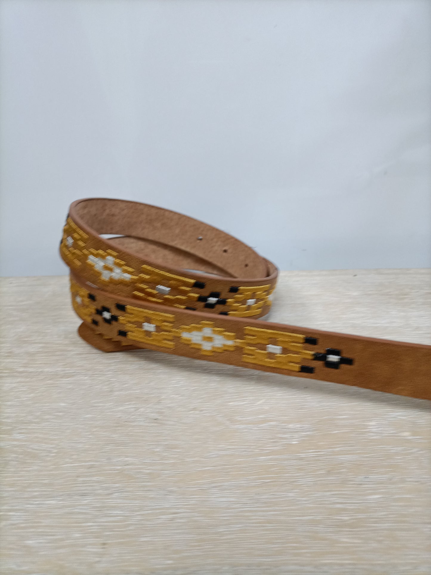 OTRAS. Cinturón bordado