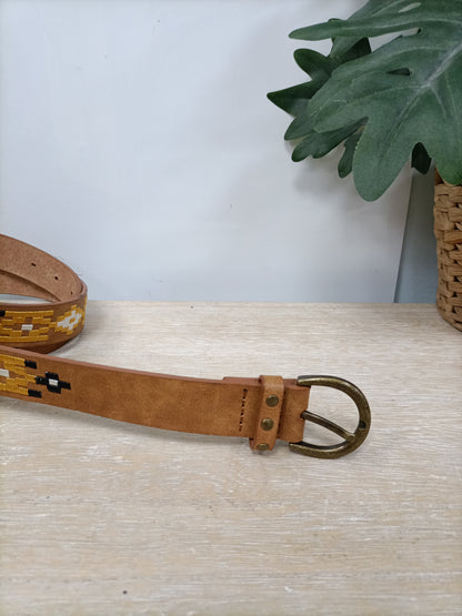 OTRAS. Cinturón bordado