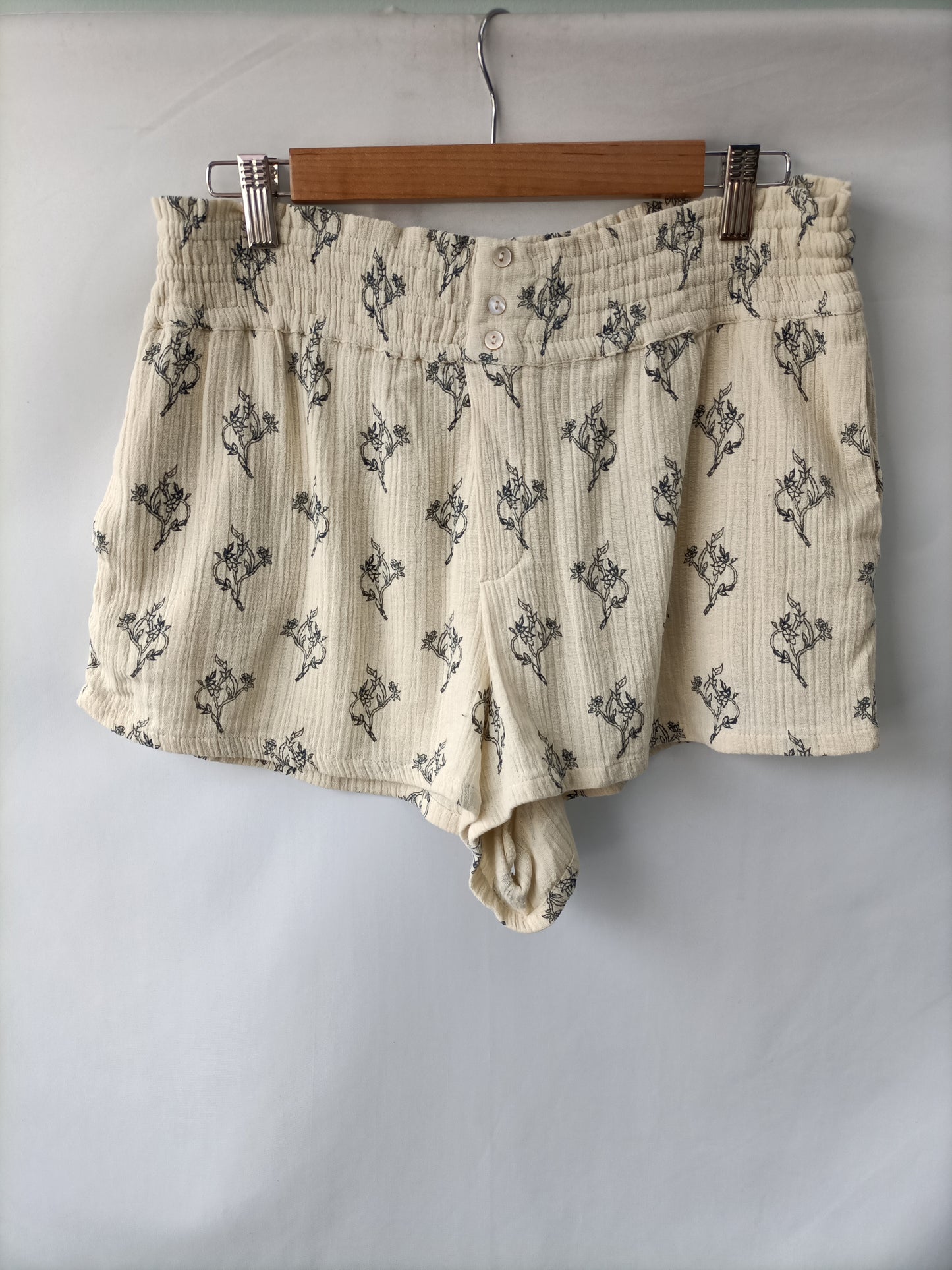 ZARA. Pantalón beige estampado T.l