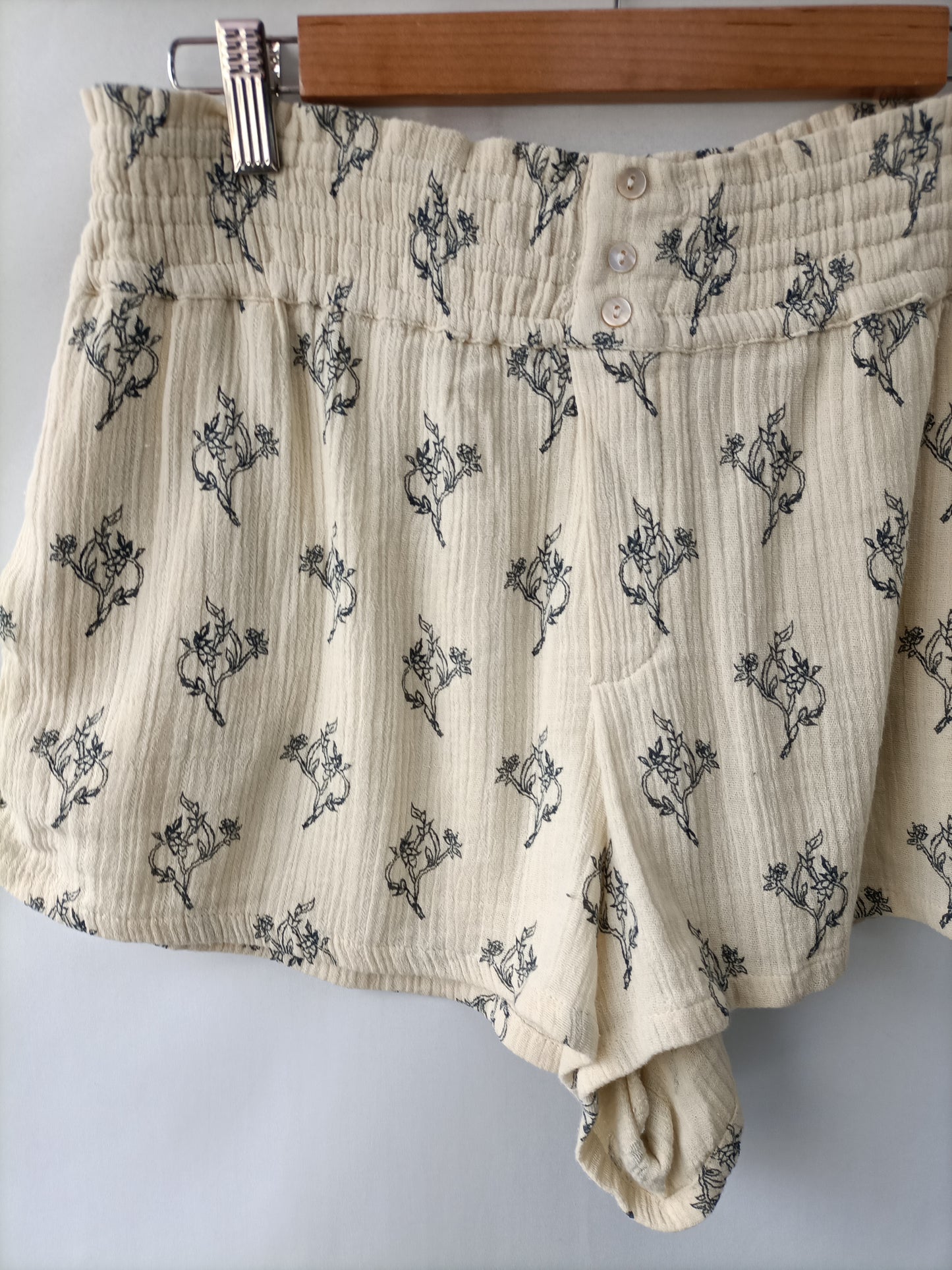 ZARA. Pantalón beige estampado T.l