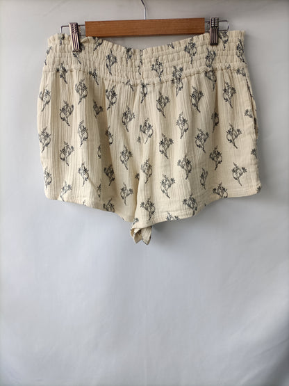 ZARA. Pantalón beige estampado T.l