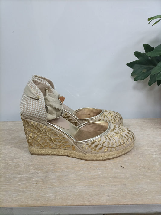 ALDO.Cuñas beige bordadas T.37,5
