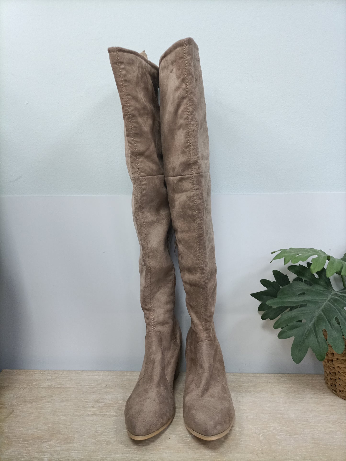 OTRAS.Botas altas antelina beige T.39