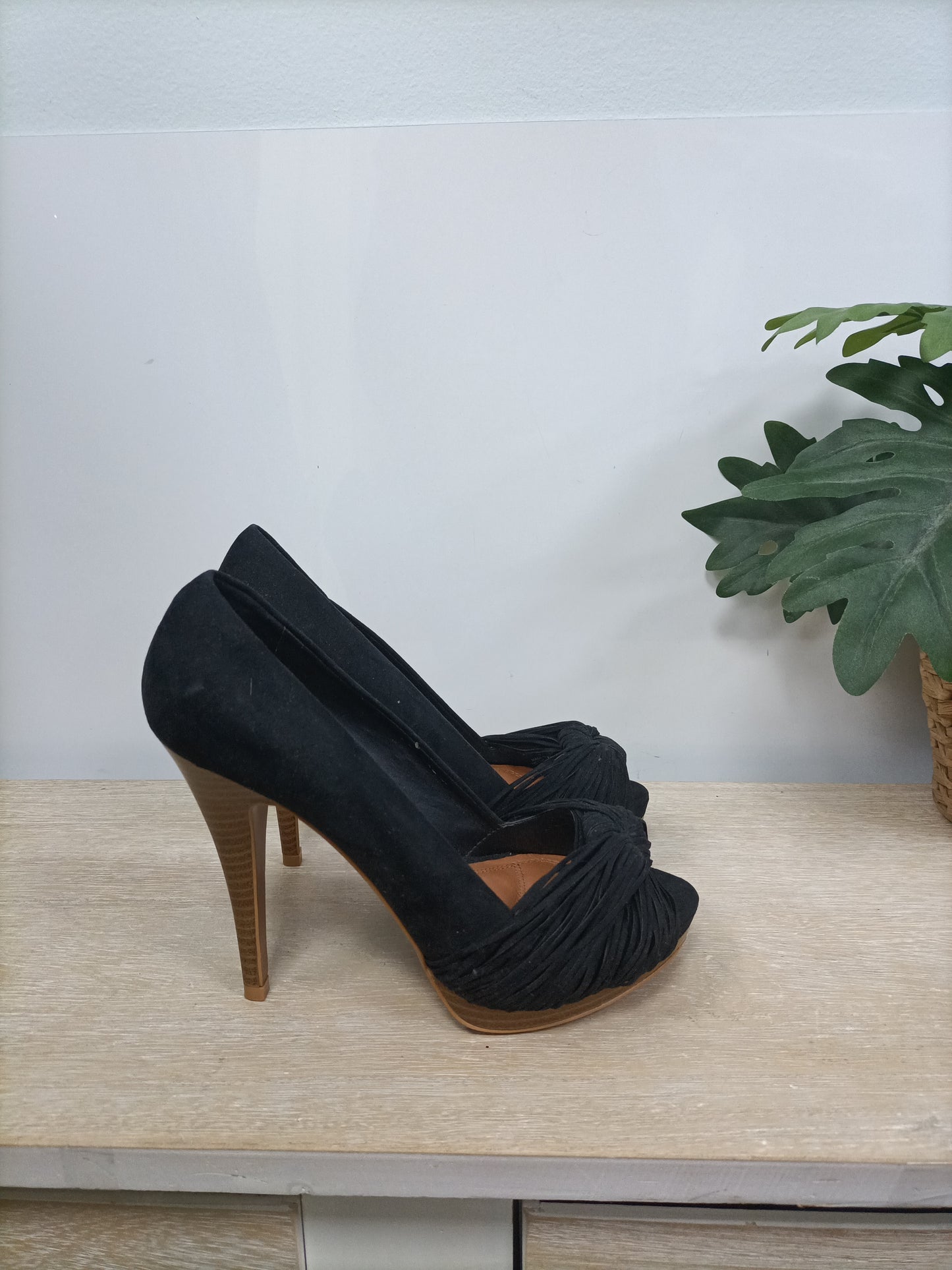 ZARA. Black heels with knots size 38