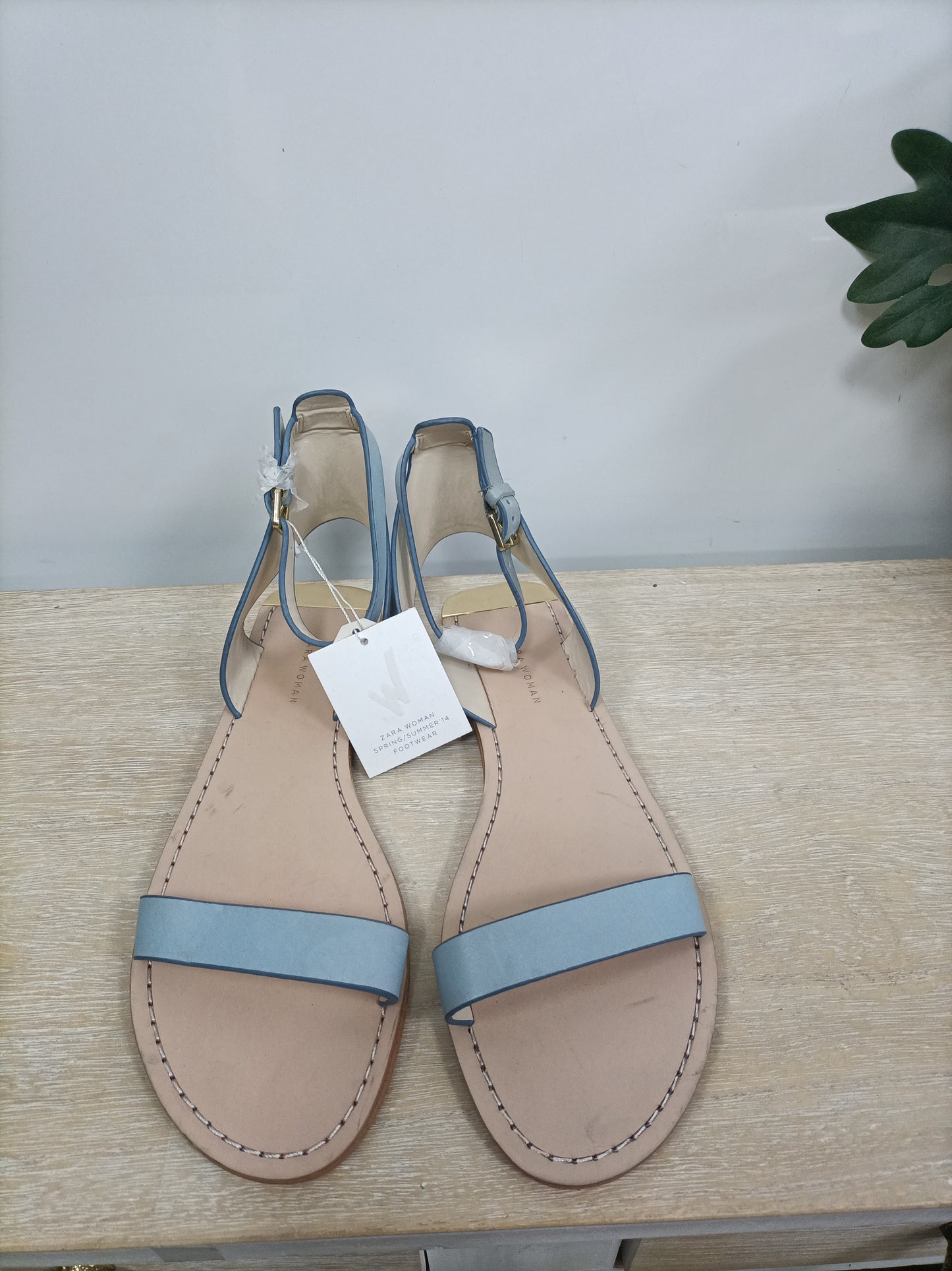ZARA. Sandalia plana tiras azul celeste T.39