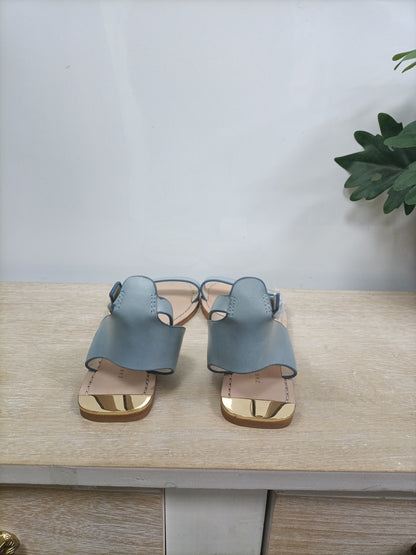 ZARA. Sandalia plana tiras azul celeste T.39