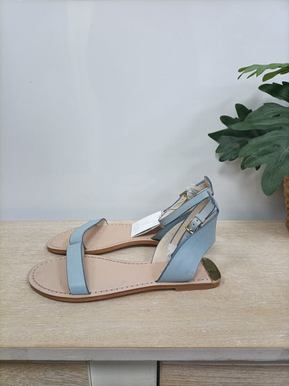 ZARA. Sandalia plana tiras azul celeste T.39