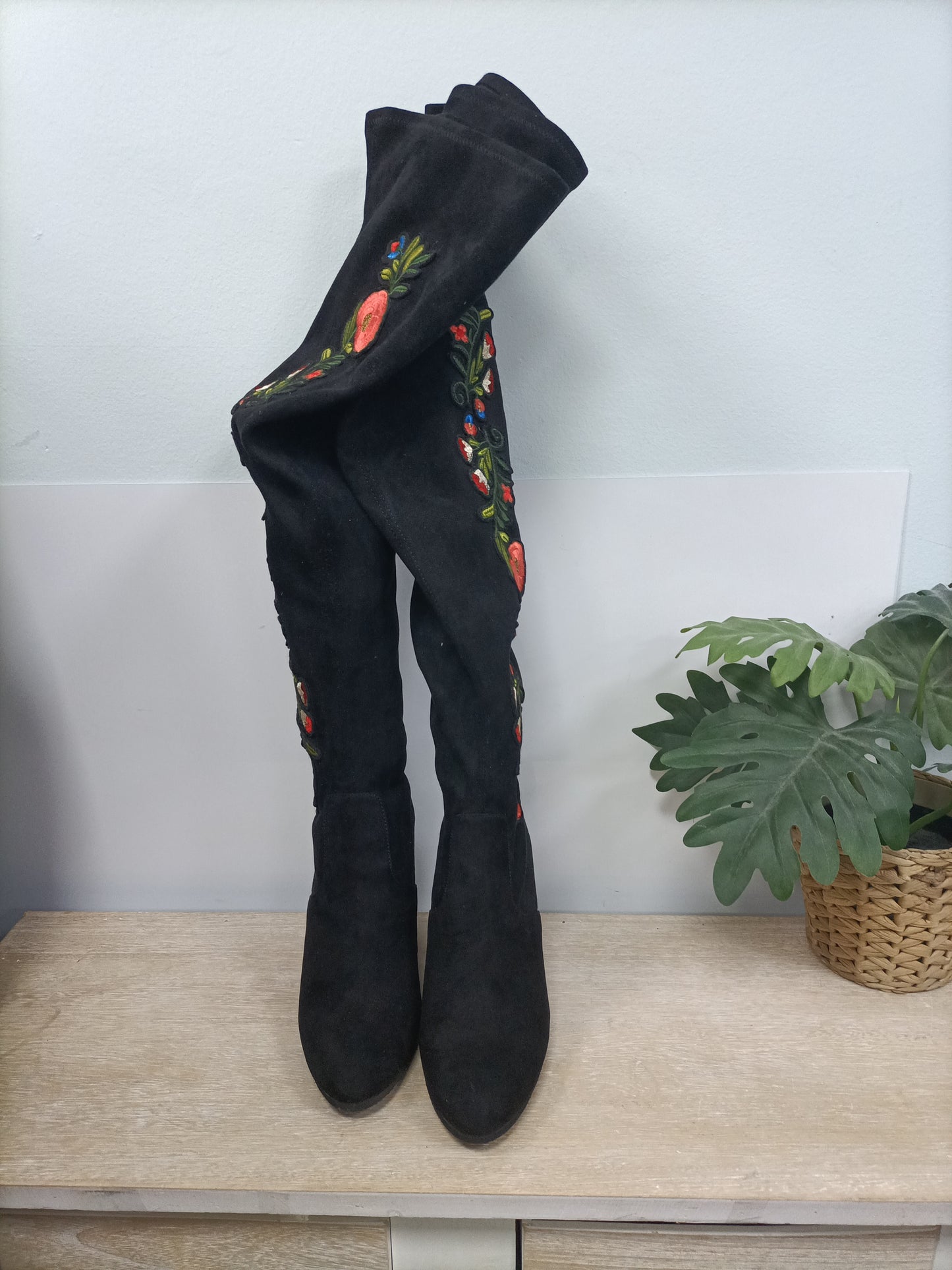 STEVE MADDEN. Botas altas bordadas  T.39