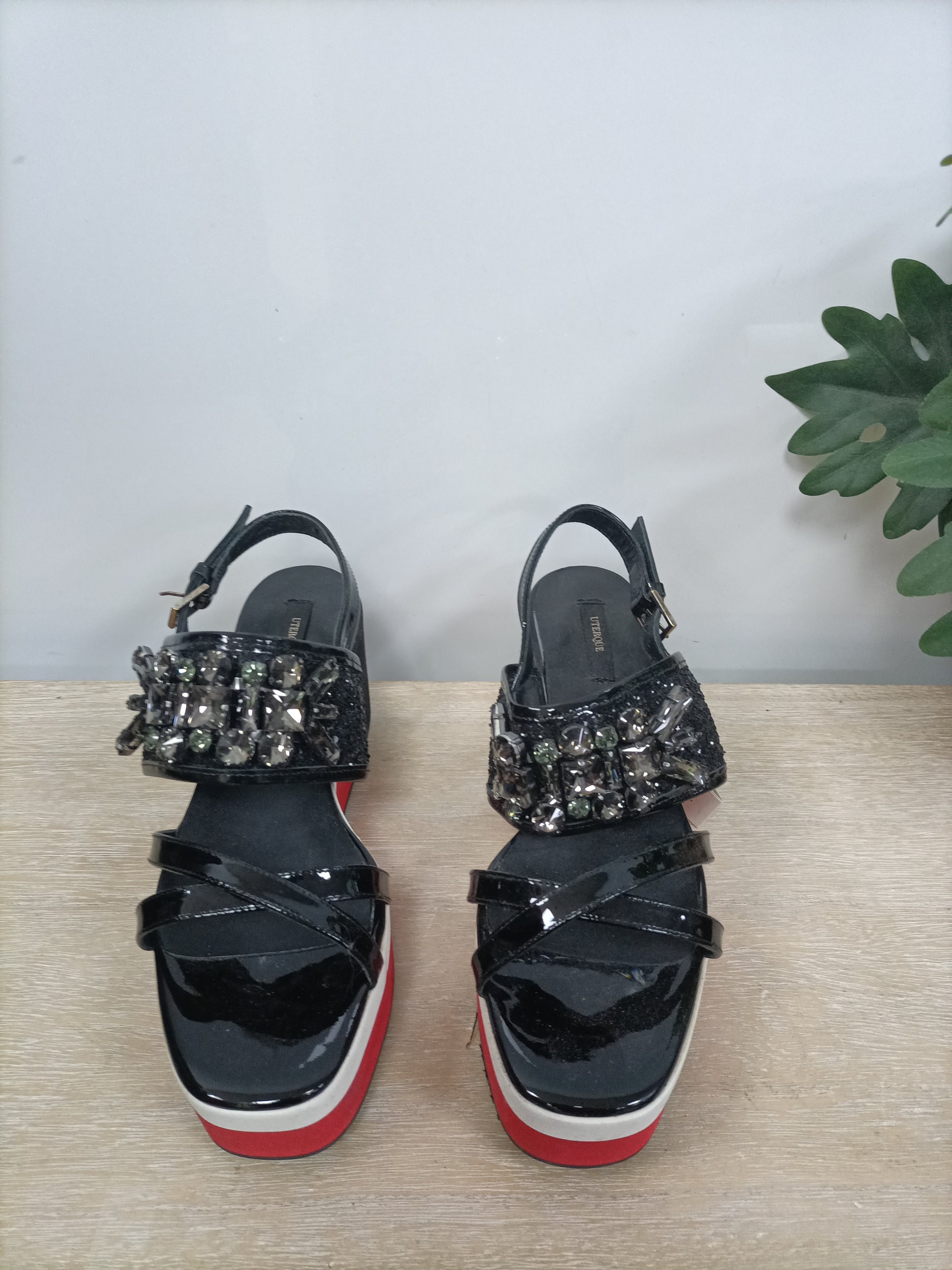 Black heeled sandals with two-tone soles, size 39 Blacks 39