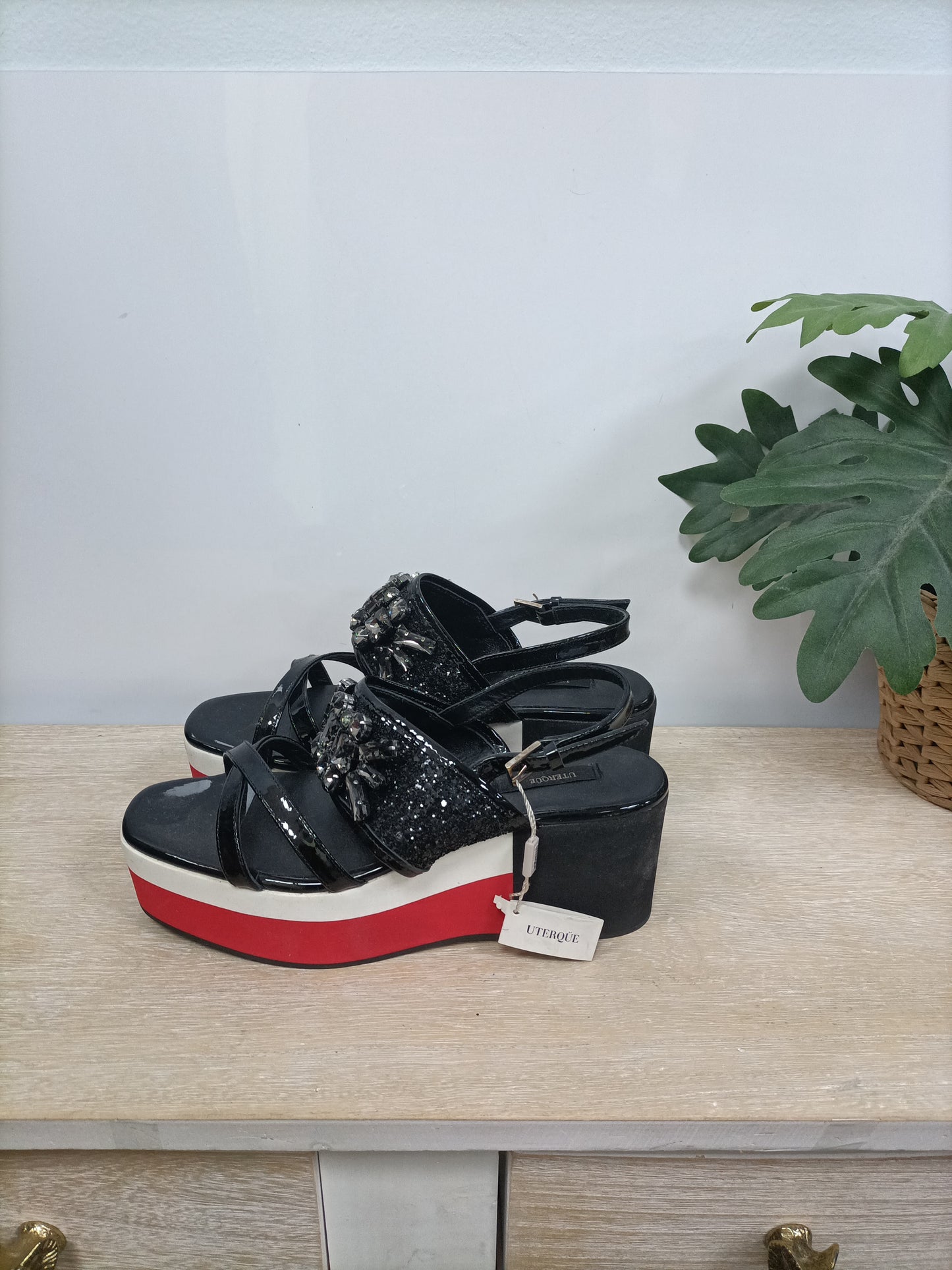 UTERQÜE. Sandalias tacon negro suela bicolor T.39