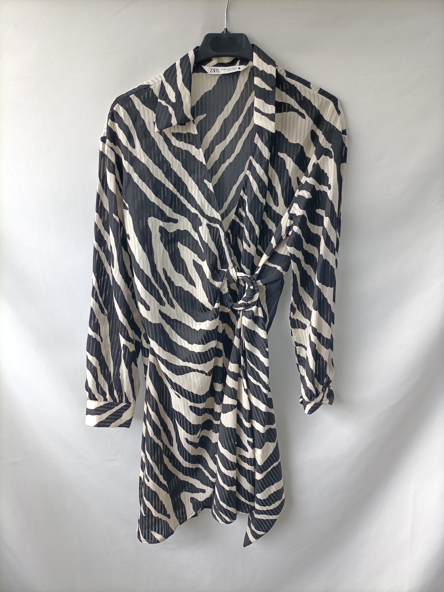 ZARA. Vestido cruzado animl print T.xs