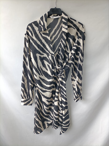 ZARA. Vestido cruzado animl print T.xs