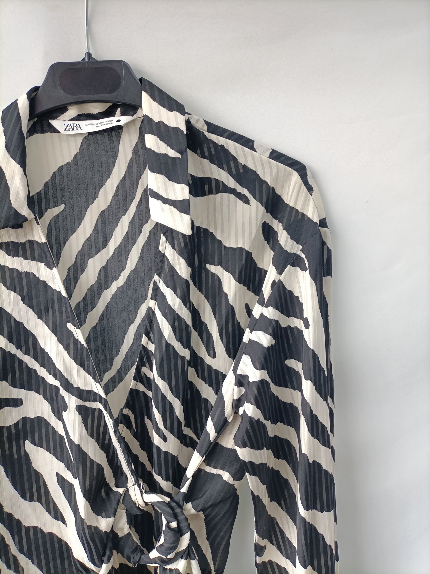 ZARA. Vestido cruzado animl print T.xs