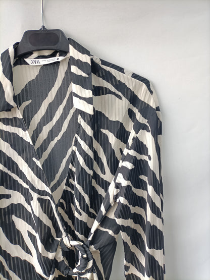 ZARA. Vestido cruzado animl print T.xs