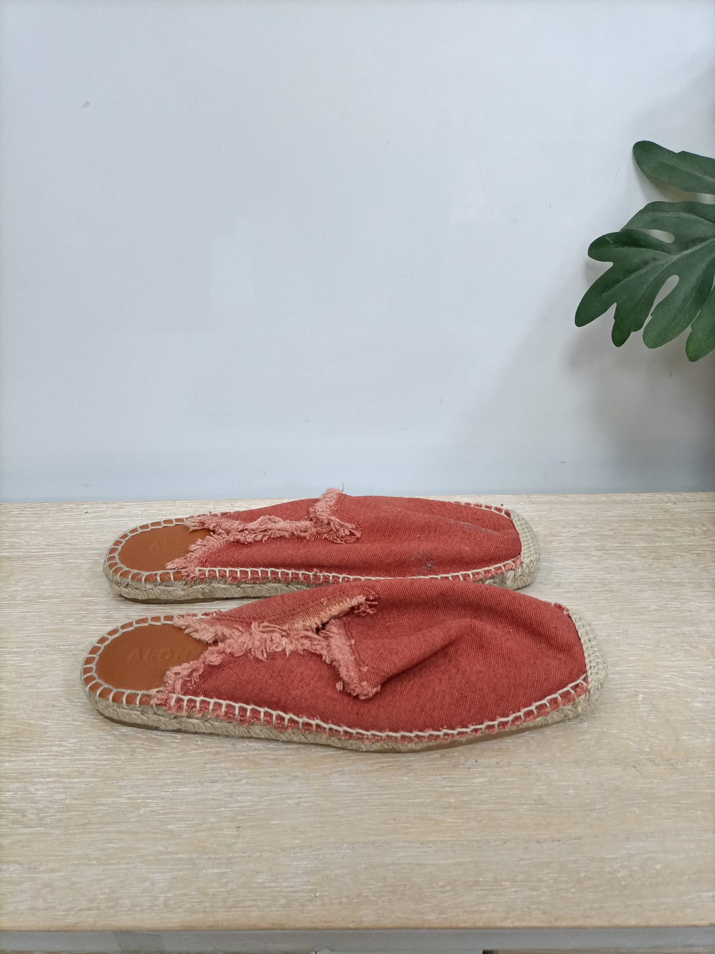 ALOHAS. Alpargatas destalonadas T.39