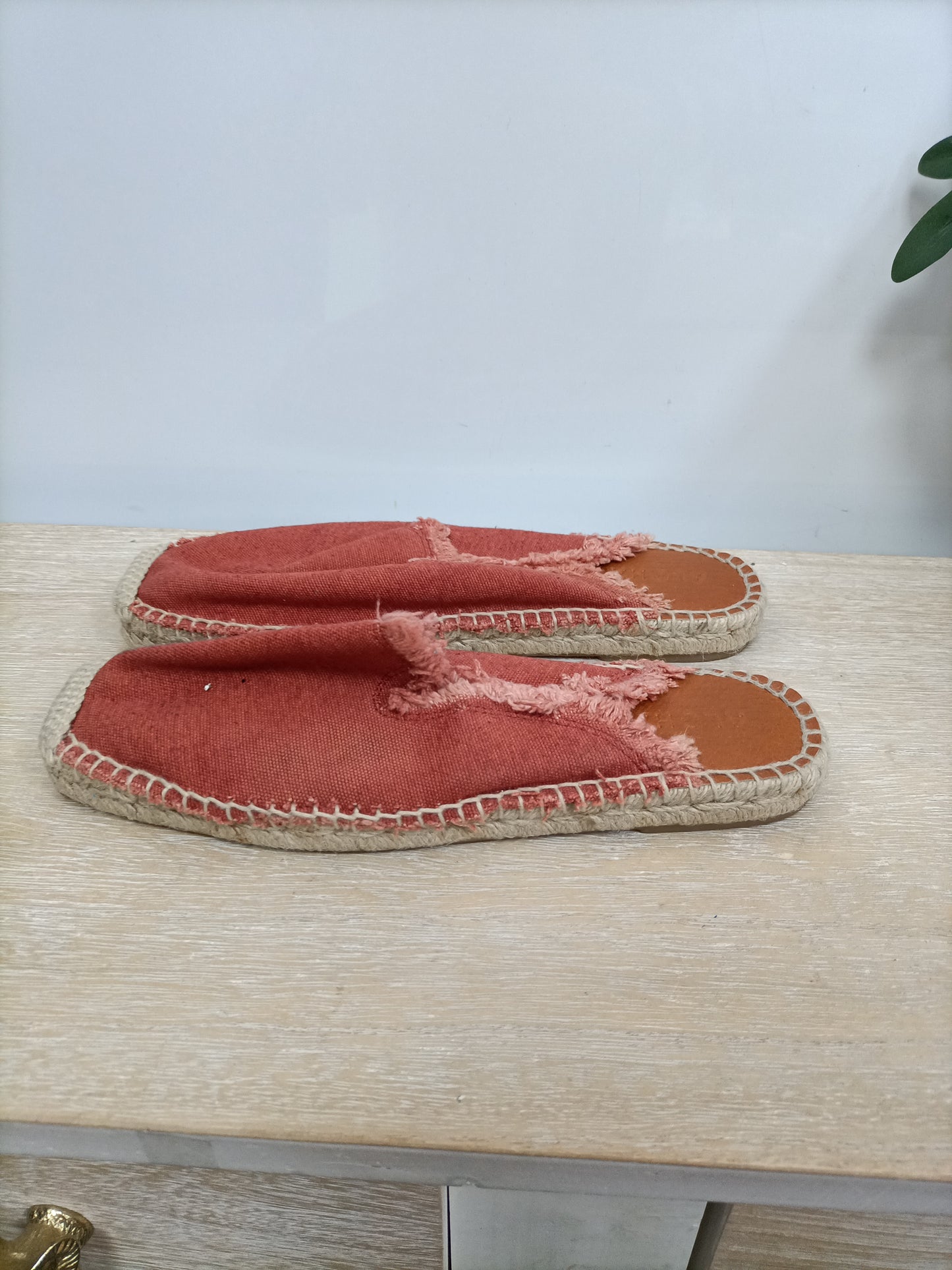 ALOHAS. Alpargatas destalonadas T.39