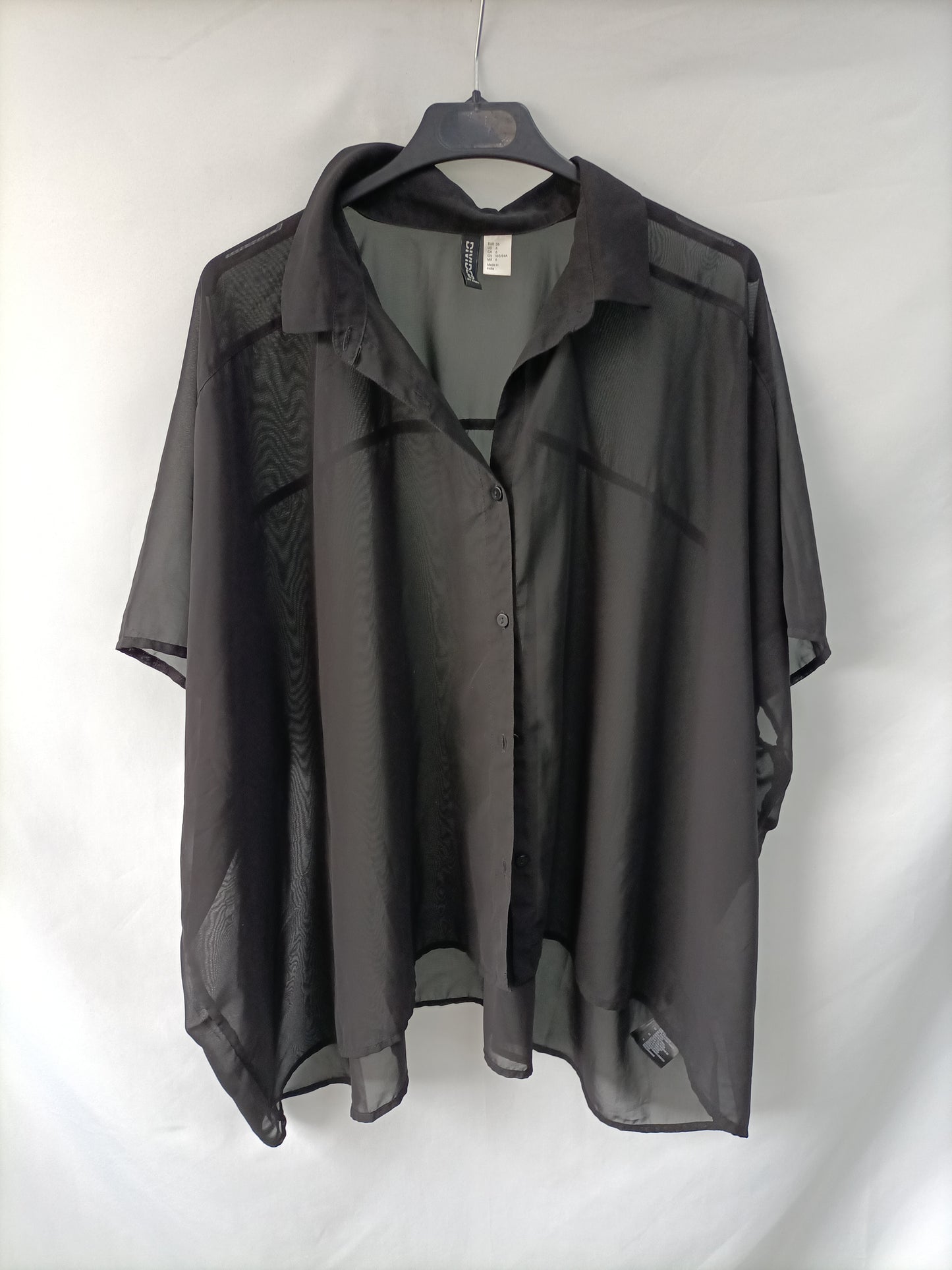 H&M. Blusa negra fluida T.36