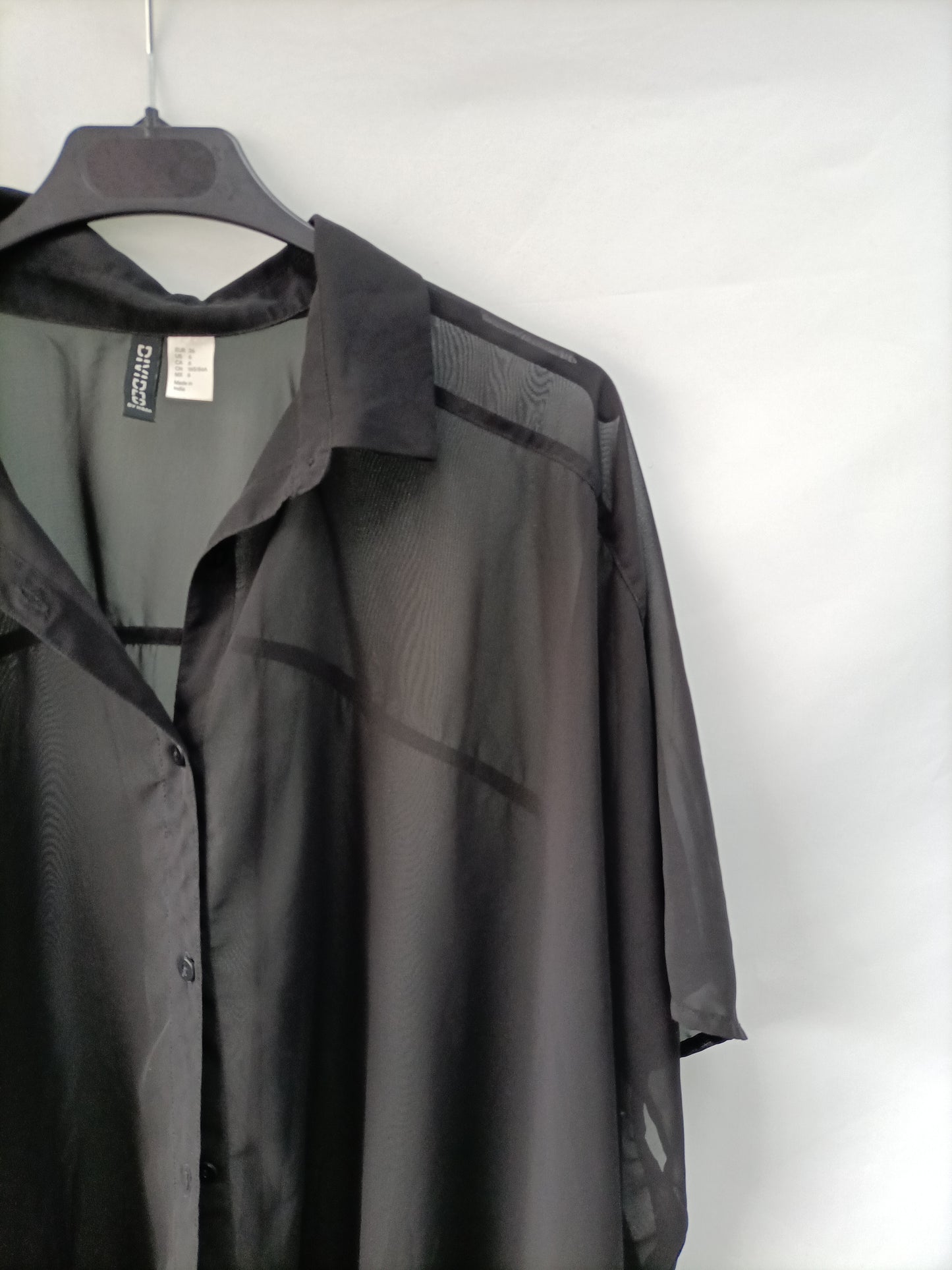 H&M. Blusa negra fluida T.36