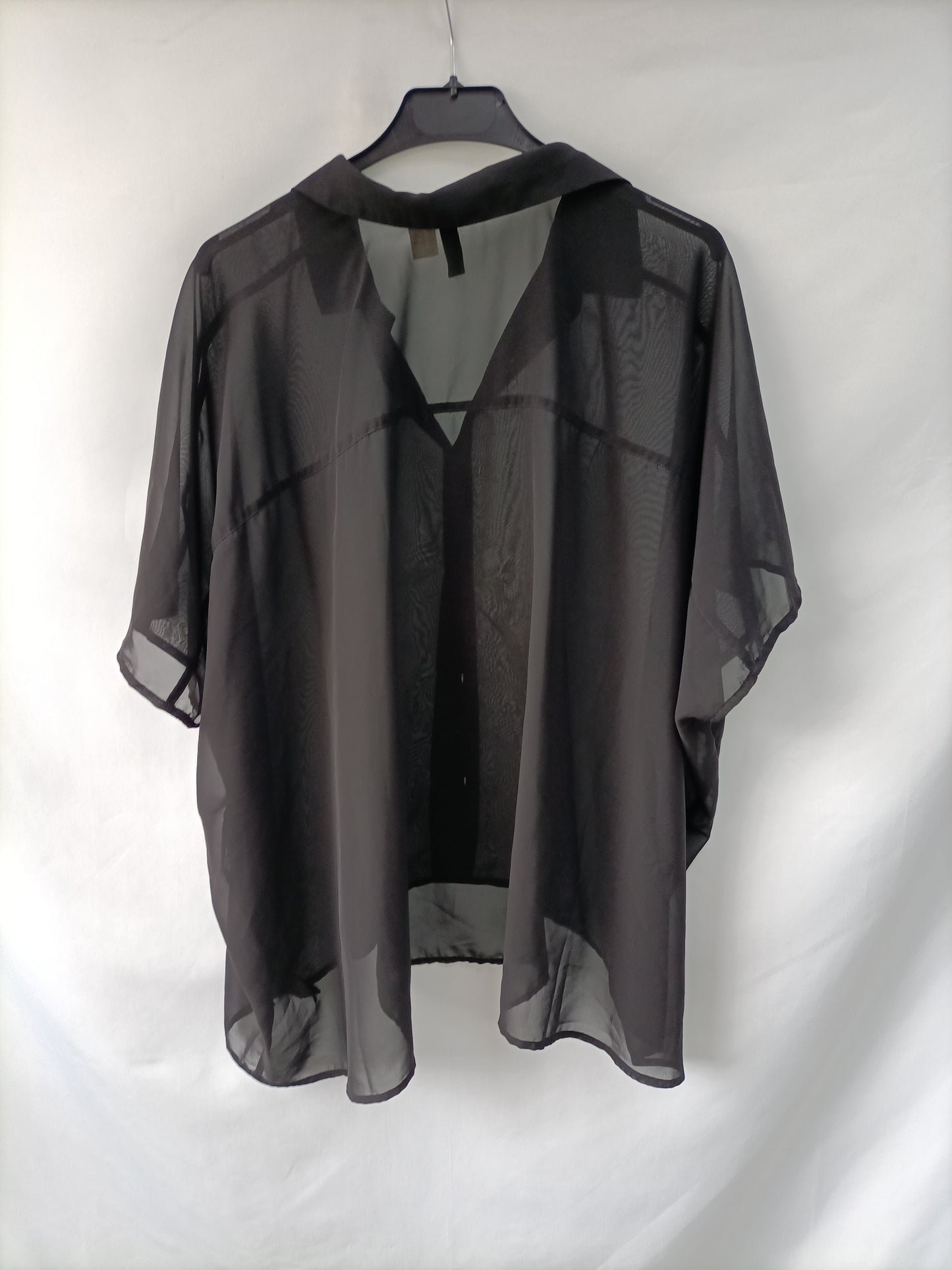 H&M. Blusa negra fluida T.36