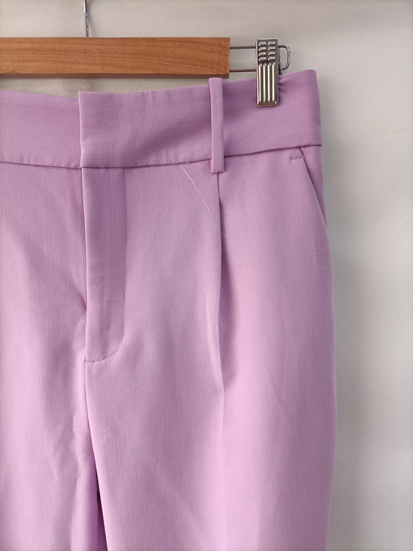 ZARA. Pantalón lila de vestir T.m
