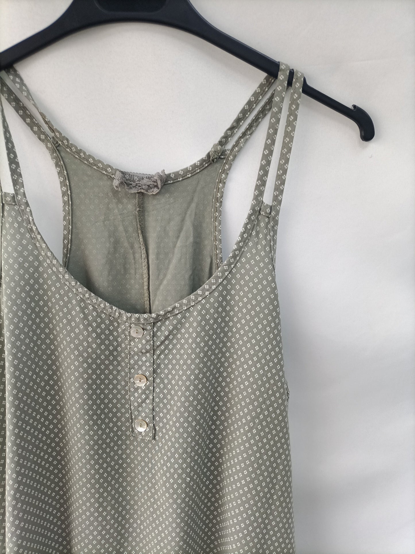 OTRAS. Top verde florecitas T.s/m