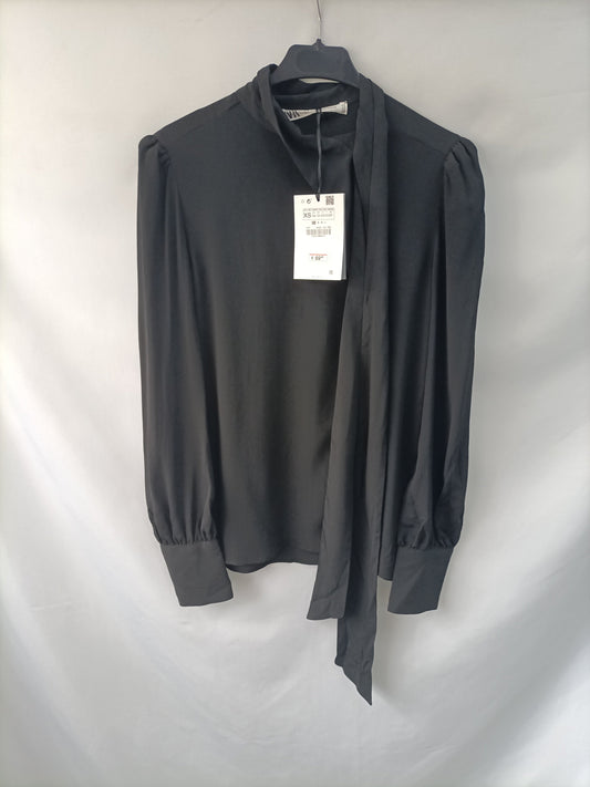 ZARA. Blusa negra lazada  T.xs